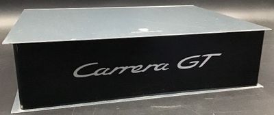 une boîte noire sur laquelle est inscrit « carrra gt »