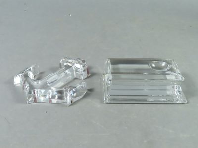 deux morceaux de plastique transparent posés sur une table