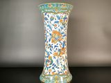 un vase posé sur une table noire