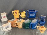 de nombreux types de tasses à café sur la table