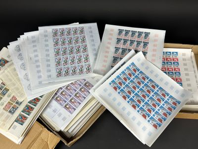 un lot de timbres dans une boîte sur une table