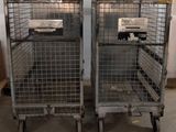 deux cages placées l'une à côté de l'autre dans une pièce