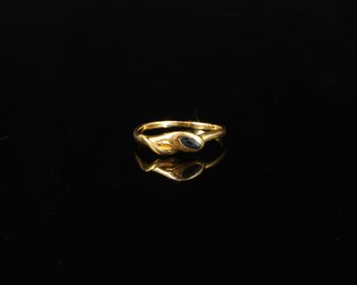 une bague en or avec une pierre bleue au centre