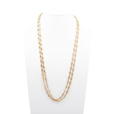 un collier à chaîne en or sur un mannequin blanc