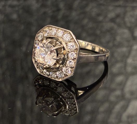 Bague en argent 800 millièmes à décor centré d’une pierre blanche...