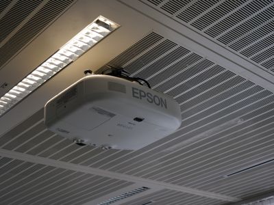 une photo d'un projecteur fixé au plafond