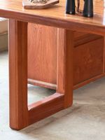 Grand bureau rectangulaire en bois reposant sur deux pieds c… (photo 2)