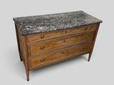 une image d'une commode à dessus en marbre