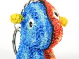 un porte-clés en forme de poisson bleu et rouge