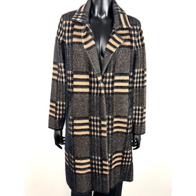 un gros plan sur un manteau posé sur un mannequin, un mannequin, un mannequin, un mannequin, un mannequin, un mannequin, un mannequin, un mannequin
