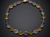un bracelet composé de perles de verre multicolores sur fond noir