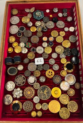 une boîte remplie de boutons de toutes sortes