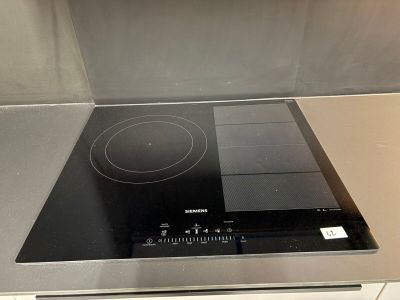 une cuisinière avec un brûleur noir dans une cuisine