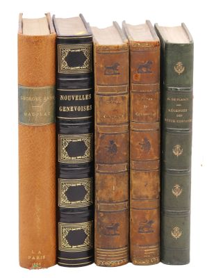 plusieurs vieux livres sont alignés sur une surface blanche
