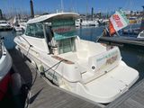 un bateau amarré à un quai, avec d'autres bateaux en arrière-plan