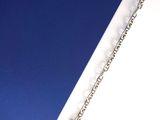 Bracelet à chaîne plaquée argent avec une breloque en forme de cœur sur fond bleu