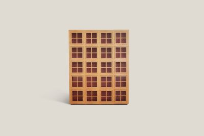 un livre en bois orné d'un motif à carreaux
