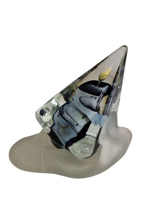 une sculpture en verre représentant un sac à main posée sur un socle