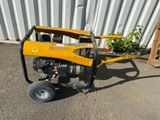 une photo d'un petit générateur portable sur roulettes