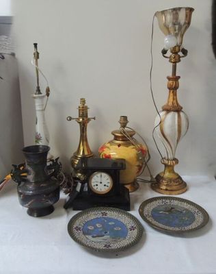 une table sur laquelle se trouvent de nombreux objets différents