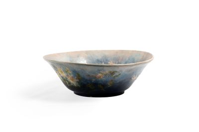 un bol posé sur une surface blanche