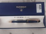 un stylo-plume Waterman dans son coffret, posé sur une surface en marbre