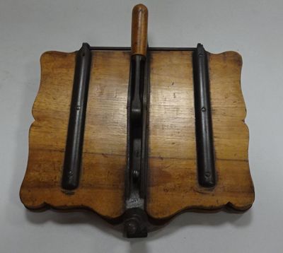 une image représentant une planche à découper en bois sur laquelle sont posés deux couteaux