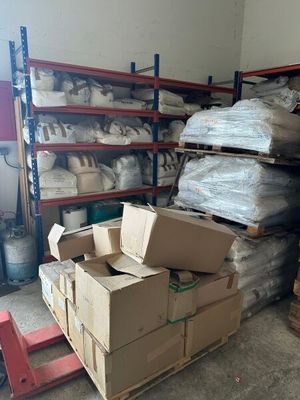 une grande pile de cartons sur une palette dans un entrepôt