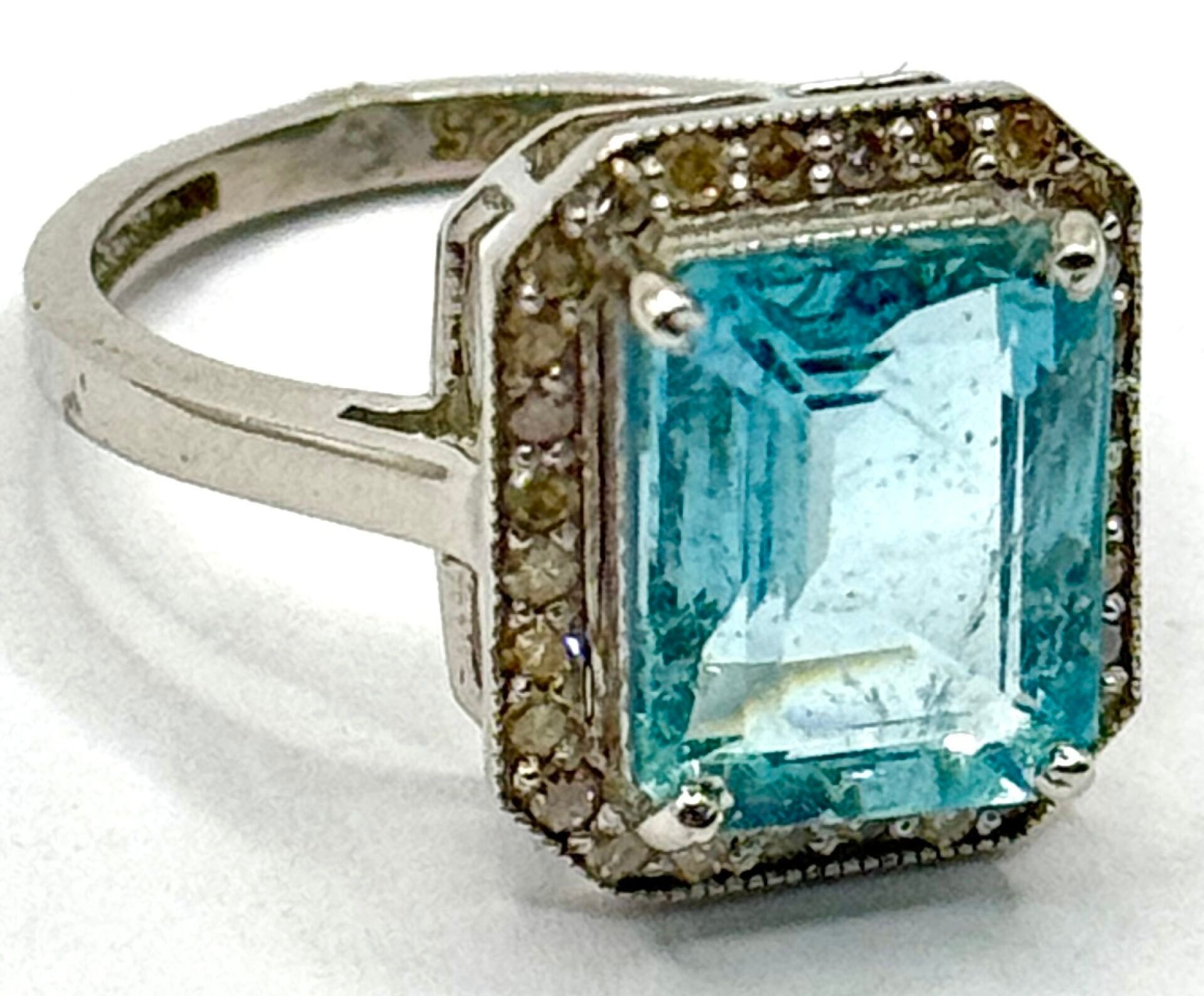 Bague en argent sertie d'une aigue-marine taille rectangulaire de 3,00 ct, épaulée de diamants, belle qualité - PB : ...