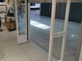 une porte vitrée ouverte dans un magasin