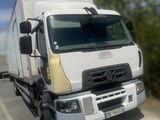 un camion garé sur le côté de la route