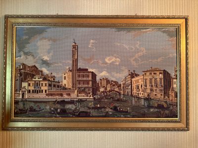 une photo d'un tableau accroché au mur