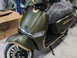 une moto verte garée dans un garage