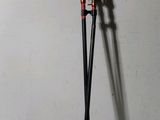 une paire de bâtons de ski appuyés contre un mur