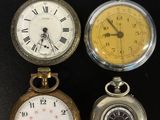 Trois types différents de montres de poche sont exposés sur un fond noir