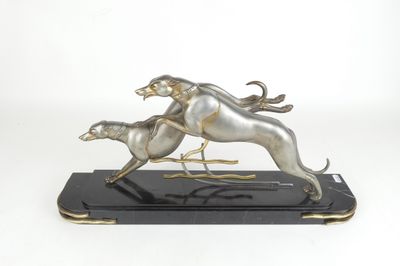 statue représentant un chien poursuivant un chat, posée sur un socle en marbre noir