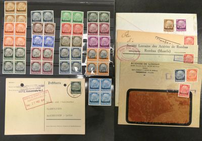 Plusieurs timbres et enveloppes différents sont exposés dans une vitrine.