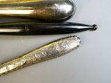 trois types de stylos posés sur une table