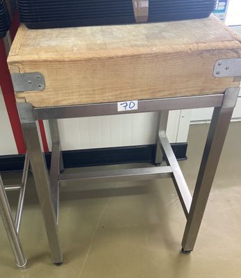 une table en bois avec un piètement en métal, sur laquelle se trouve un sac
