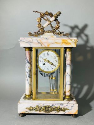 une horloge posée sur une table