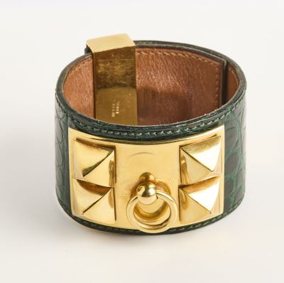 bracelet à manchette en cuir orné de clous en laiton et de peau d'alligator verte