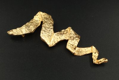 un gros plan d'un morceau d'or sur une surface noire