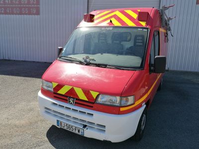un camion de pompiers rouge et jaune garé devant un immeuble