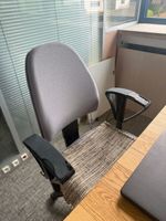 2 tréteaux + 1 fauteuil de secrétaire en tissus gris + 1 cai… (photo 2)
