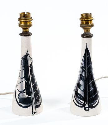 une paire de vases noirs et blancs ornés d'une plume noire