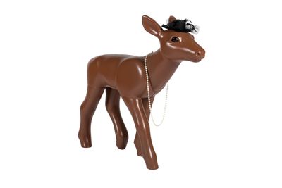 un cheval de jouet marron avec un chapeau noir sur la tête