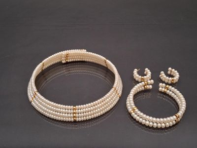 trois bijoux en perles posés sur une table avec un fond noir