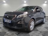 la voiture noire est garée sur un sol en damier dans le garage