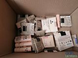 une boîte en carton remplie de différents types d'appareils électroniques