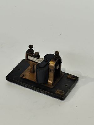 un ancien modèle de machine posé sur une surface blanche